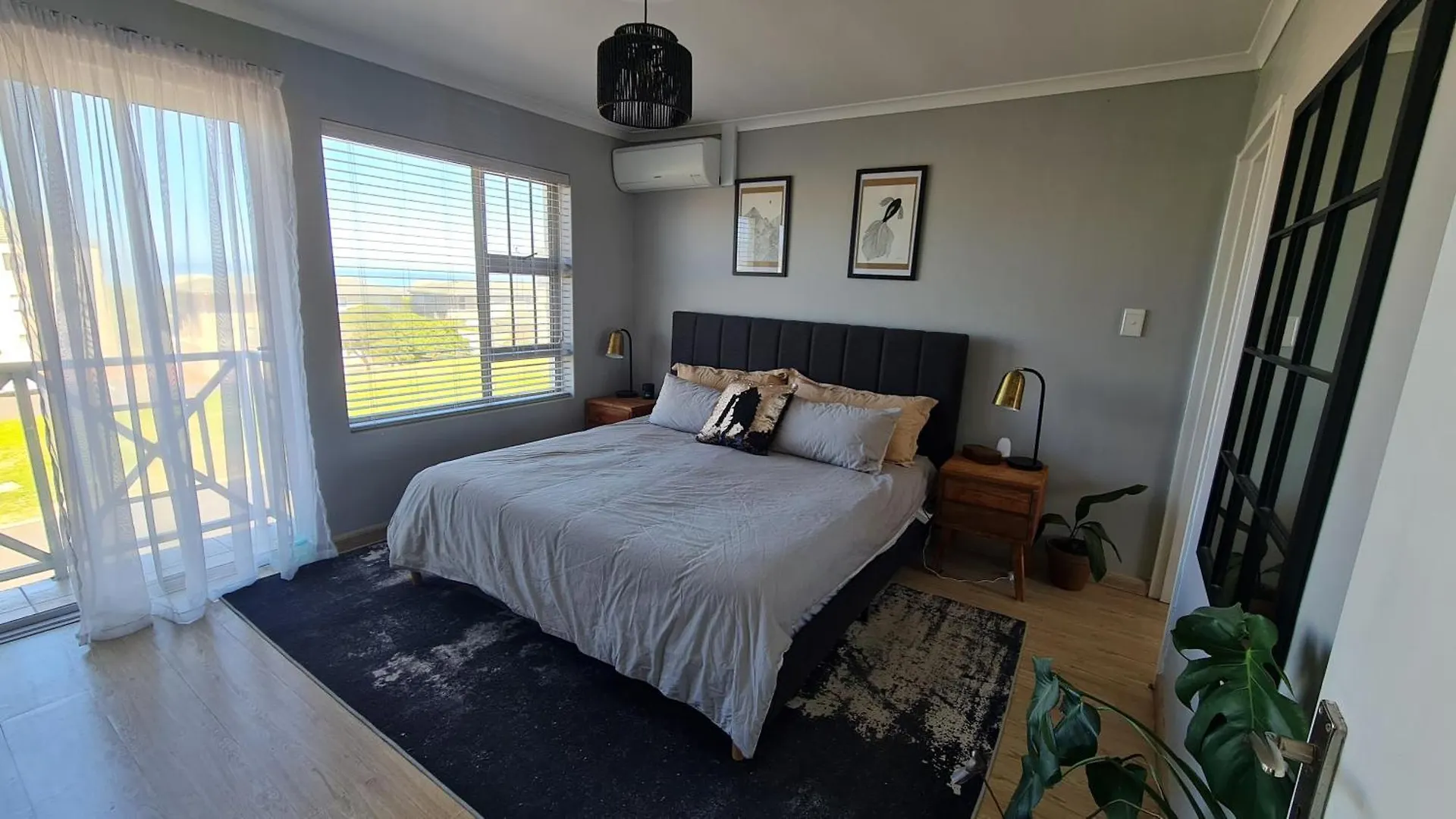 3 Bedroom Beach House With Ocean Views Across The Road From The Beach Bloubergstrand Sudáfrica