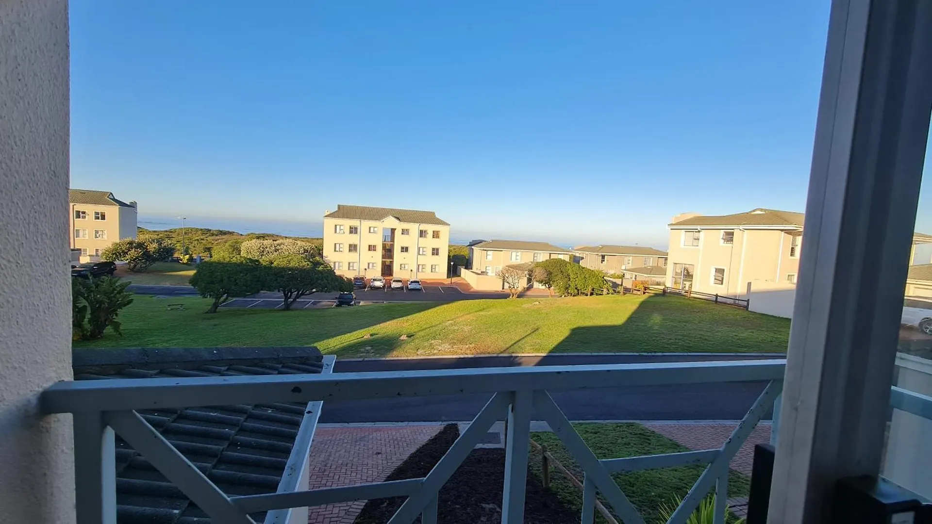 3 Bedroom Beach House With Ocean Views Across The Road From The Beach Bloubergstrand 0*,  Sudáfrica