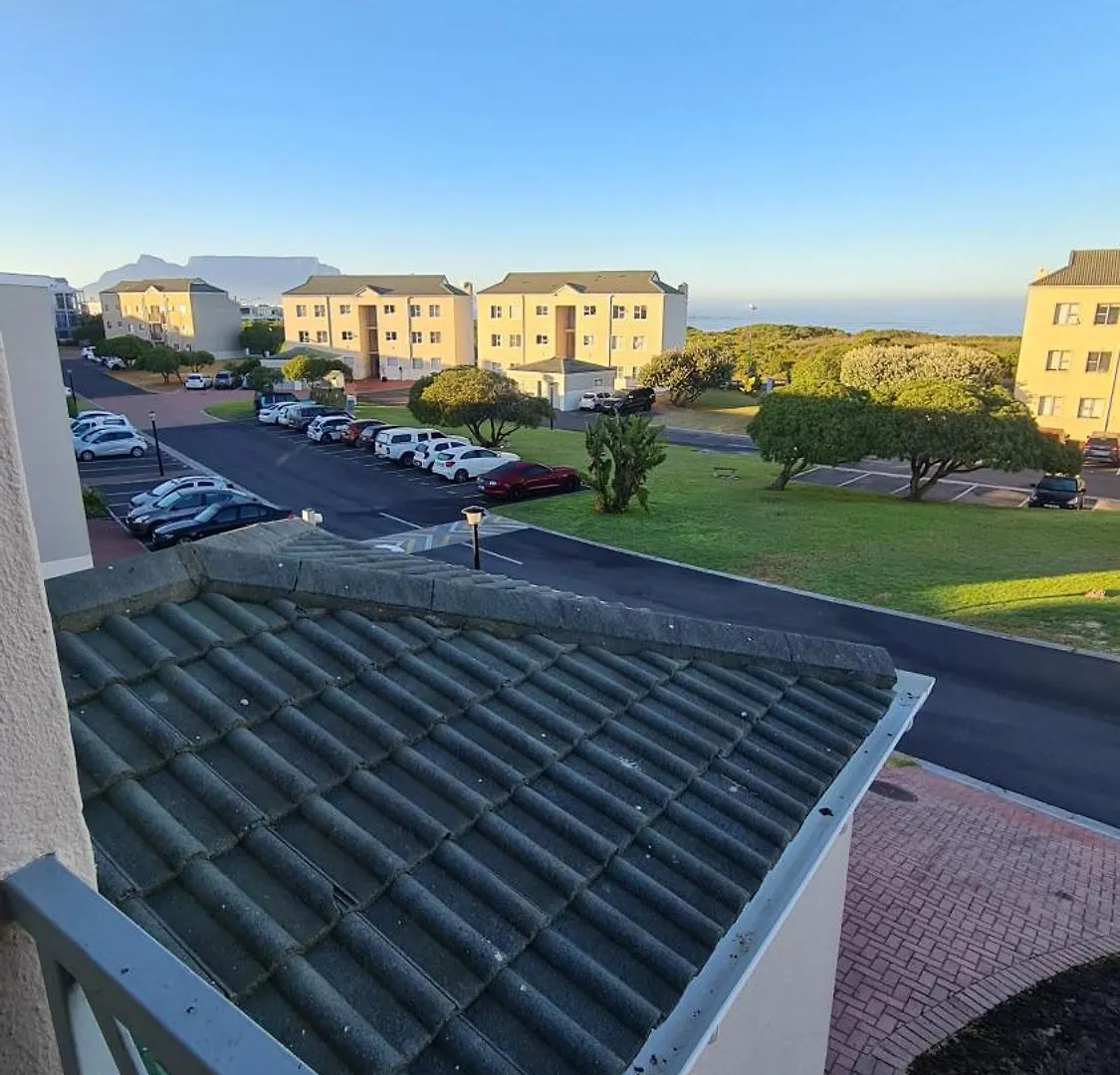 3 Bedroom Beach House With Ocean Views Across The Road From The Beach Bloubergstrand Сasa de vacaciones