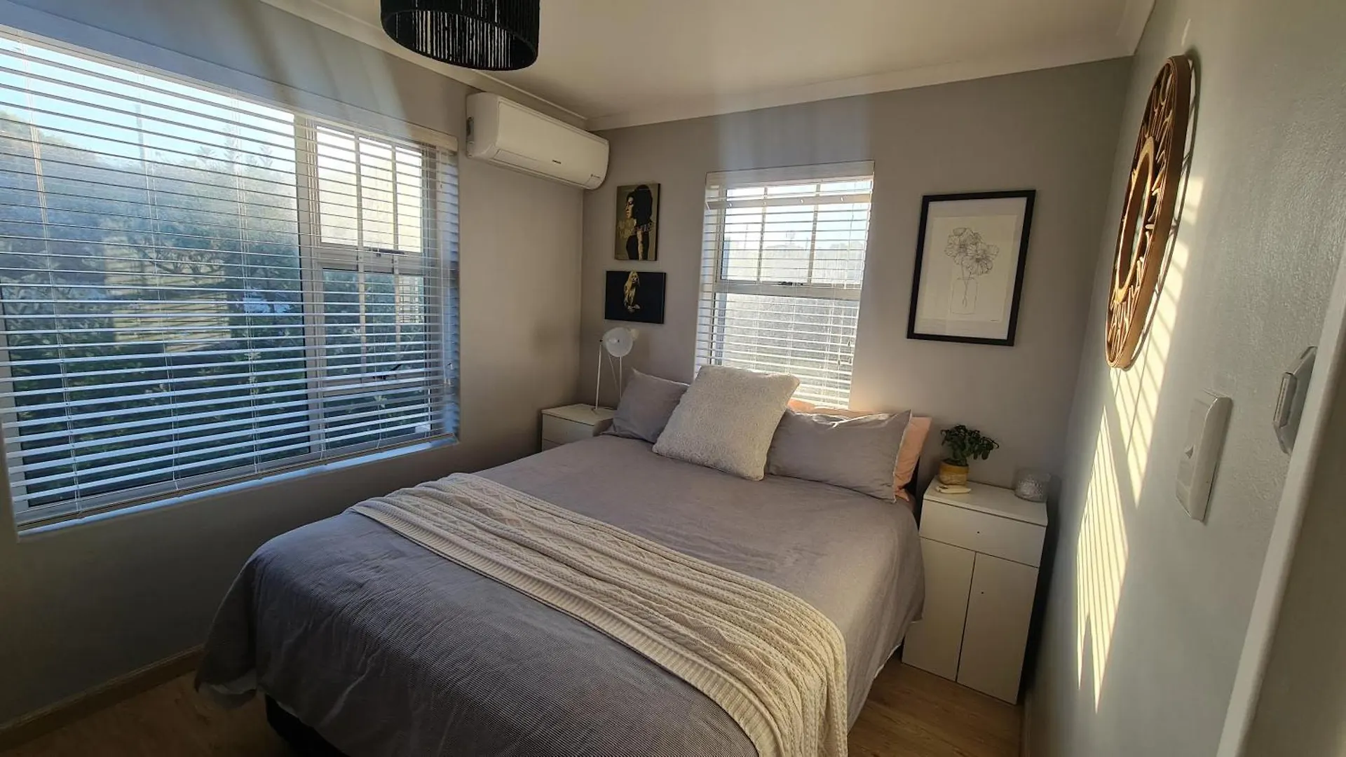 3 Bedroom Beach House With Ocean Views Across The Road From The Beach Bloubergstrand Сasa de vacaciones