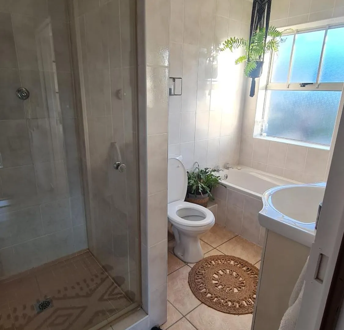 3 Bedroom Beach House With Ocean Views Across The Road From The Beach Bloubergstrand 0*,  Sudáfrica