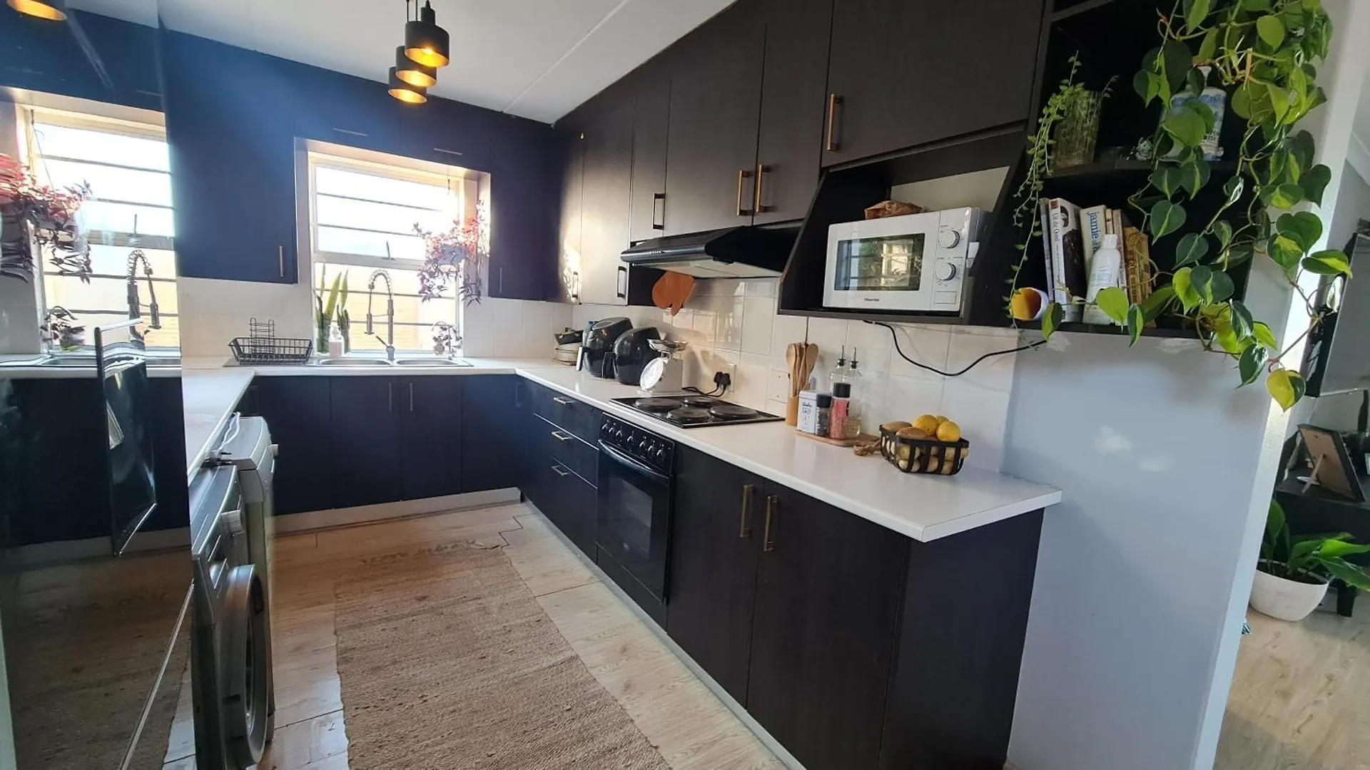 3 Bedroom Beach House With Ocean Views Across The Road From The Beach Bloubergstrand Сasa de vacaciones
