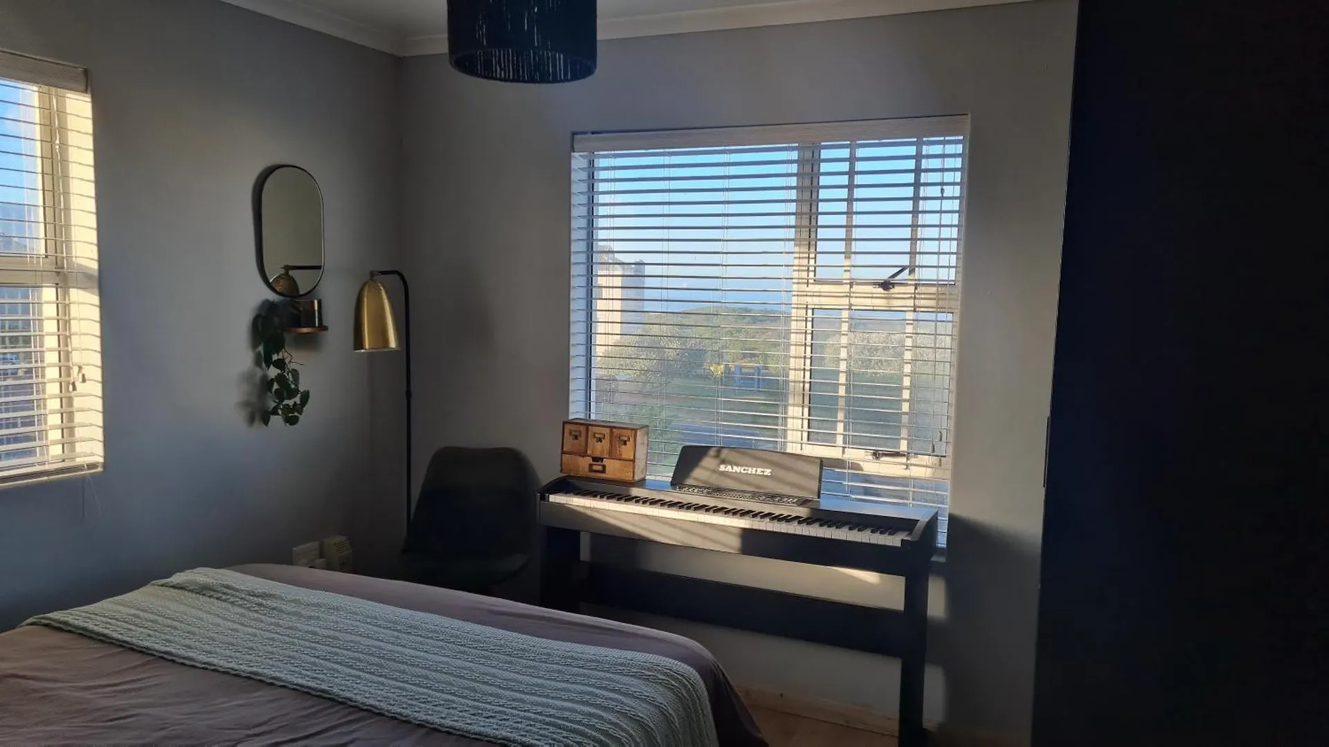 3 Bedroom Beach House With Ocean Views Across The Road From The Beach Bloubergstrand 0*,  Sudáfrica
