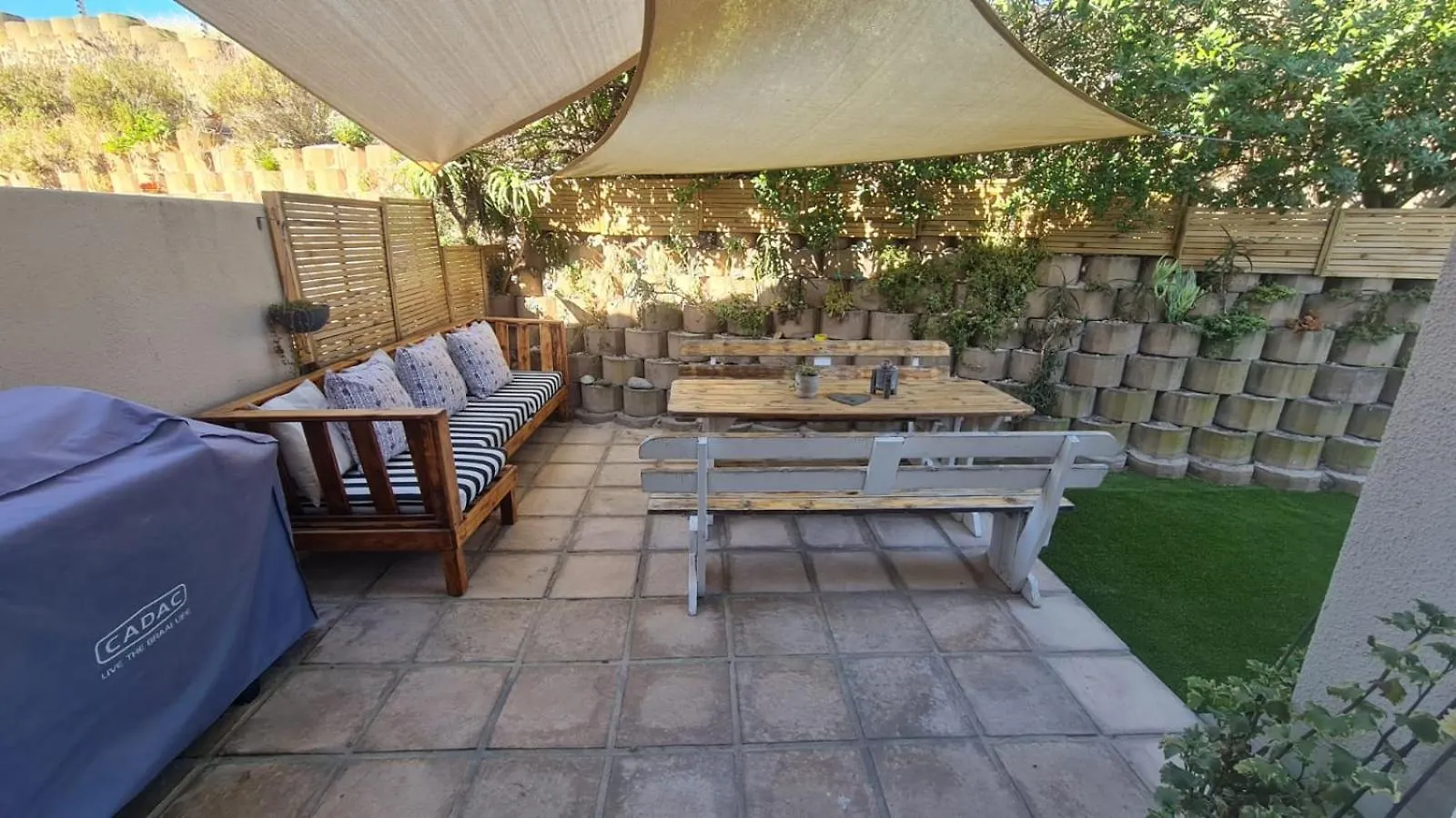 3 Bedroom Beach House With Ocean Views Across The Road From The Beach Bloubergstrand Sudáfrica